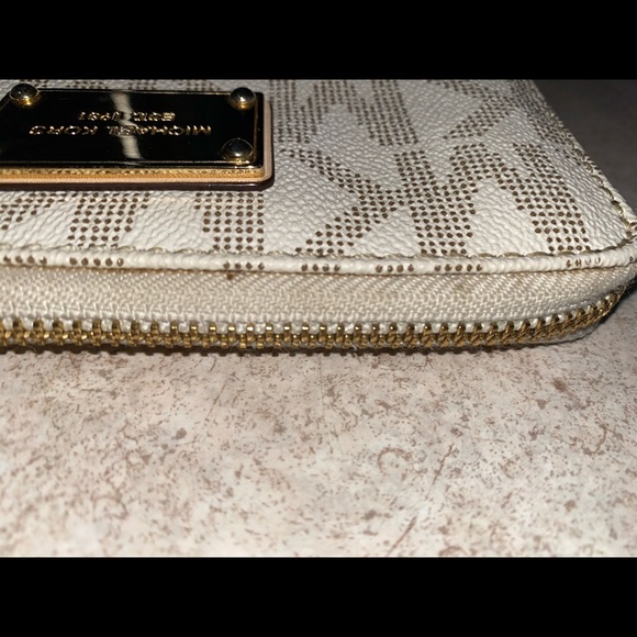 Michael Kors Wallet - Picture 7 of 7